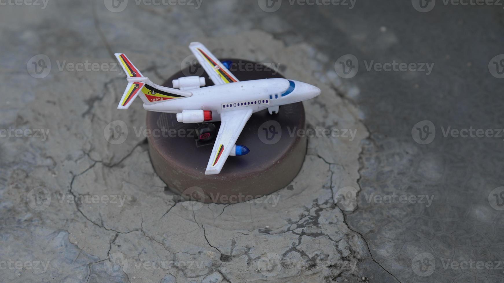 brinquedo de tiro ao ar livre de avião hd. foto