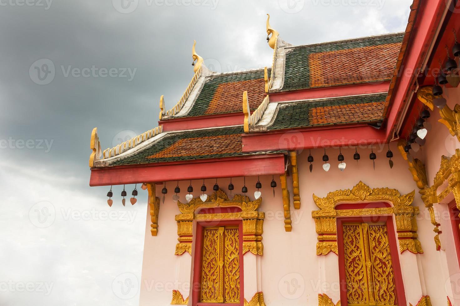 arquitetura no budismo e dia nublado foto