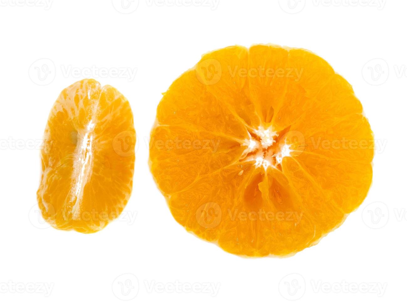 metade da laranja isolada no fundo branco, fruta tailandesa foto