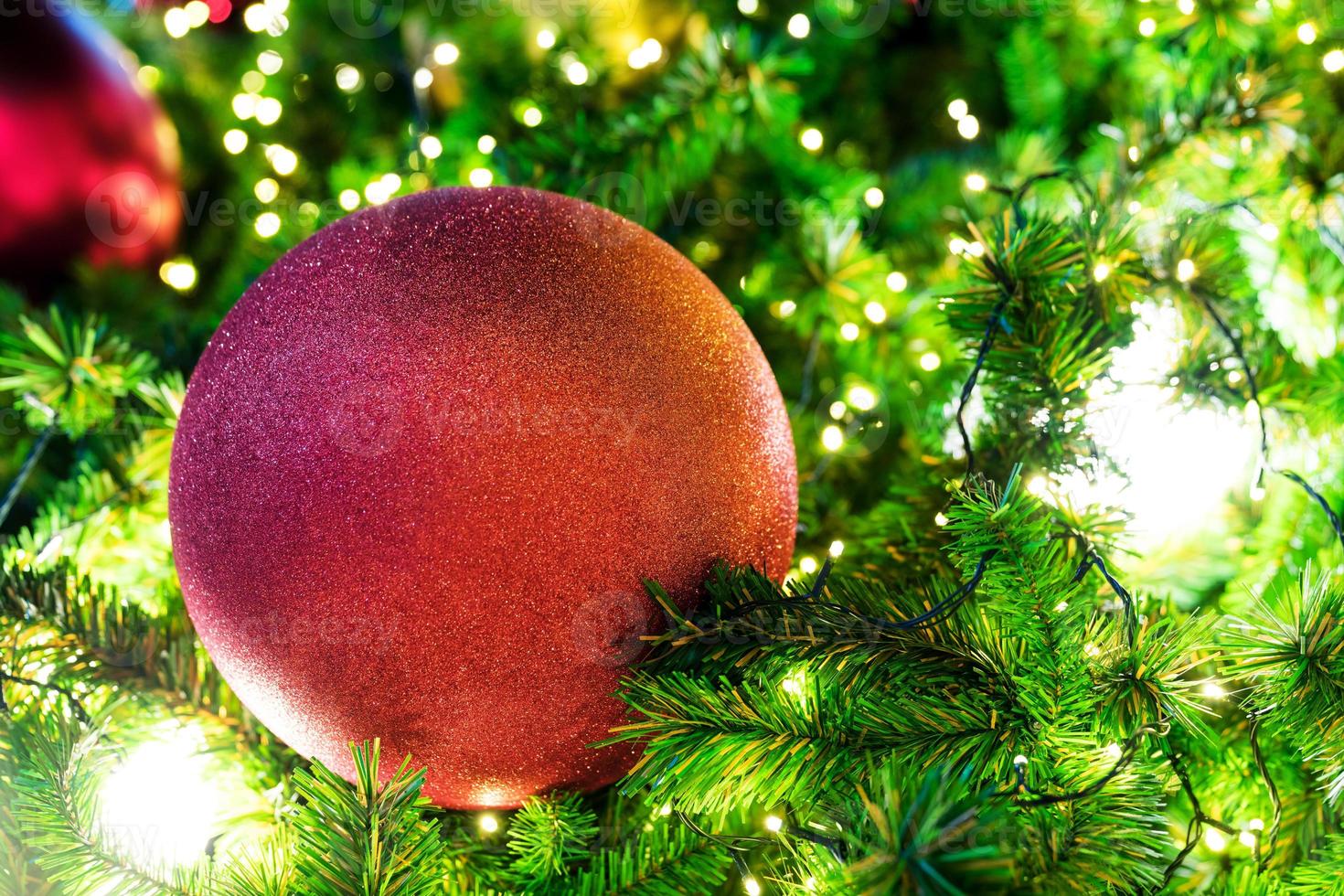 closeup árvore de natal e bola vermelha pendurada foto