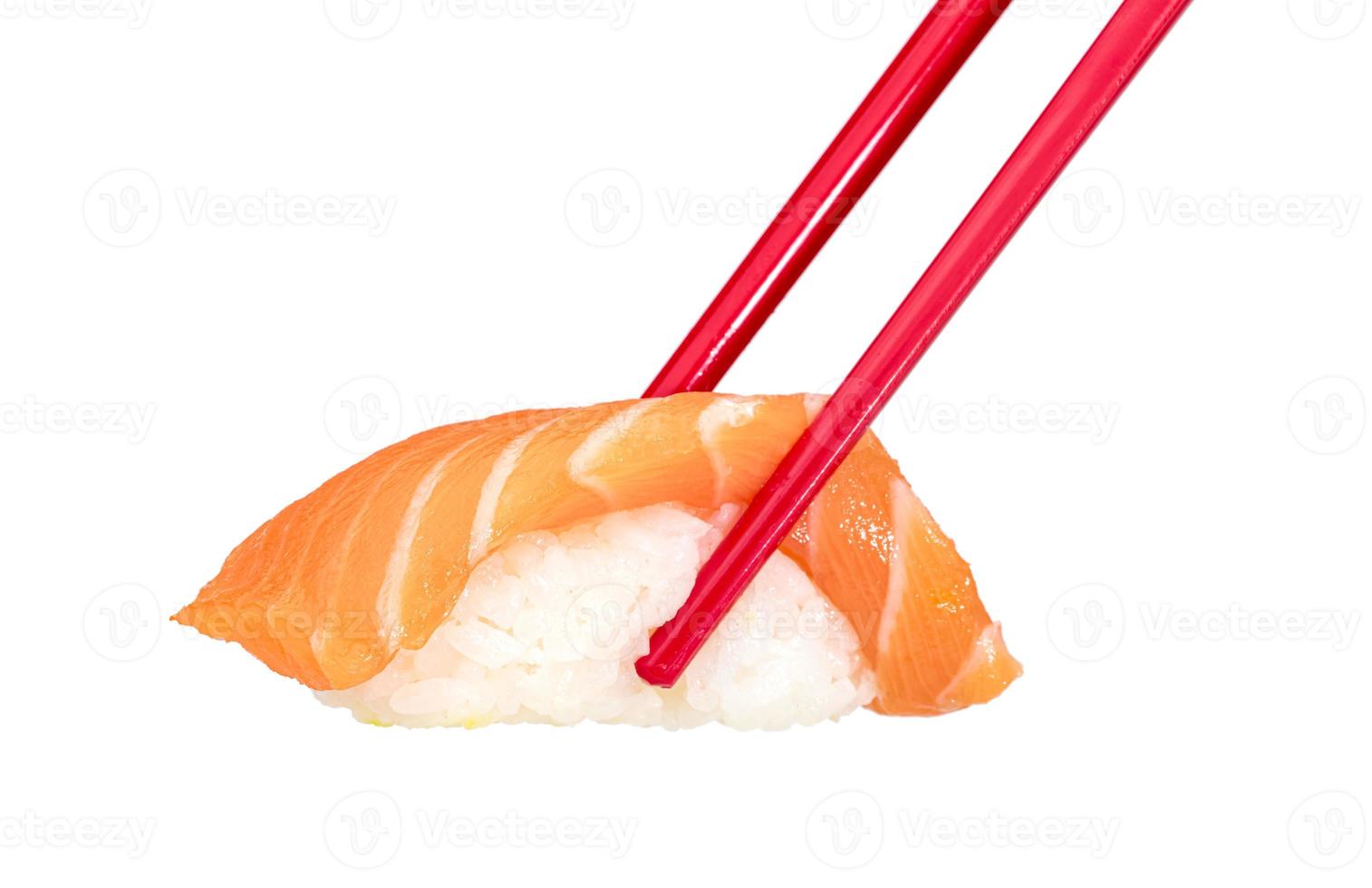 nigiri de sushi de salmão com pauzinhos vermelhos isolados no fundo branco, comida japonesa foto