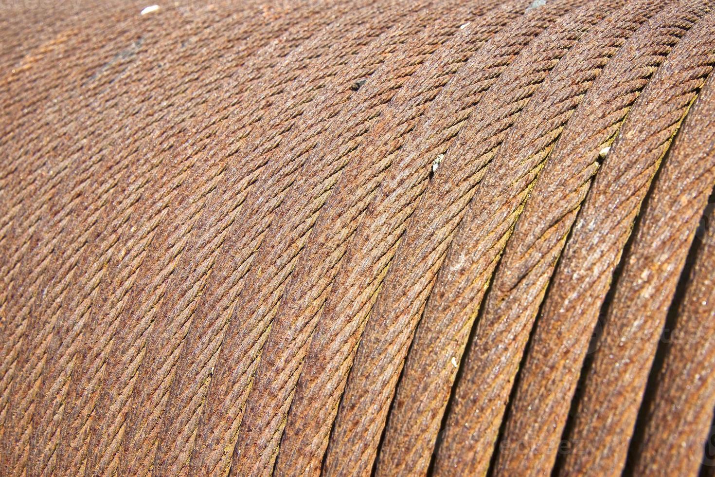 cabo de aço velho enrolado em uma bobina foto