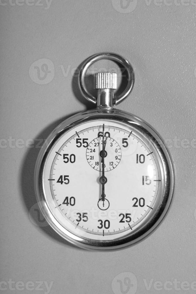 cronômetro em um fundo cinza foto