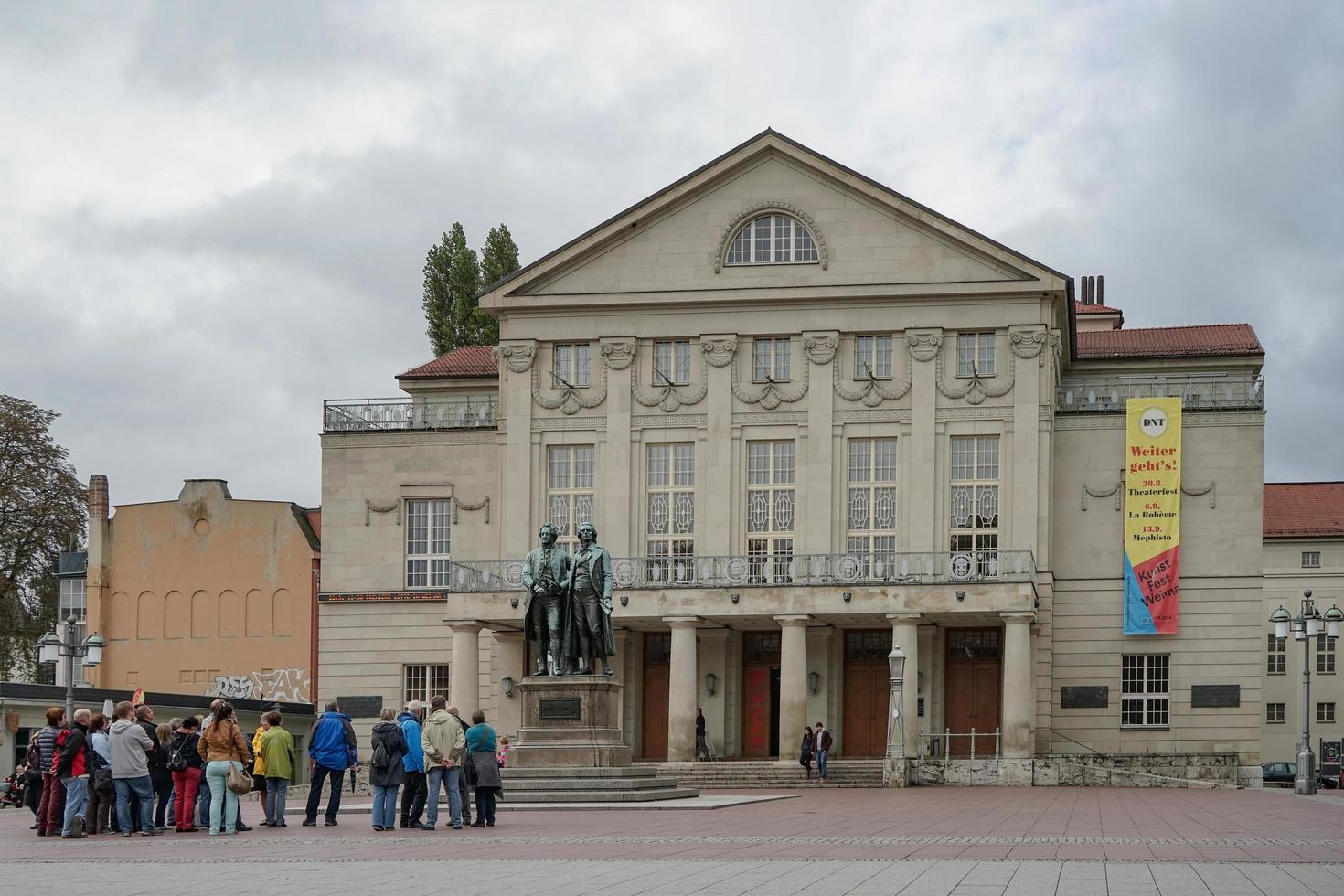 weimar, alemanha, 2014. turistas olhando para o monumento goethe schiller em weimar, alemanha foto