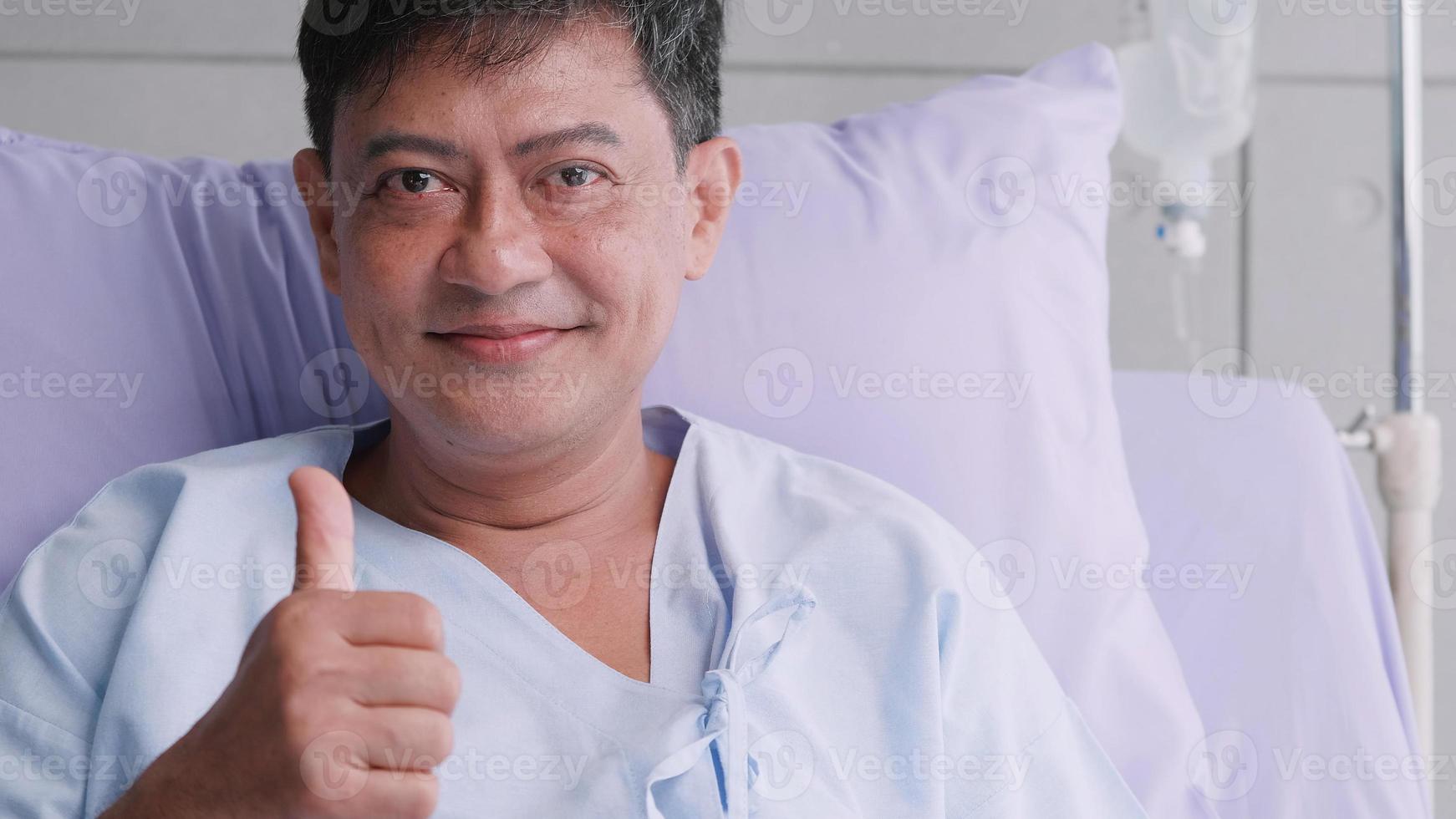 feliz idoso asiático do sexo masculino confia na hospitalização. foto