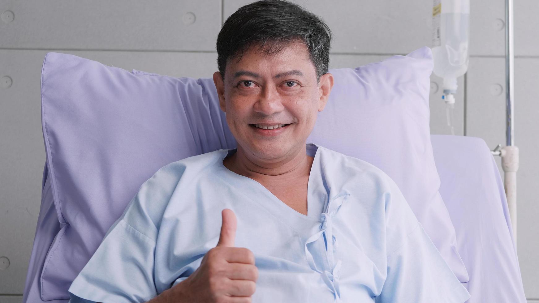 feliz idoso asiático do sexo masculino confia na hospitalização. foto