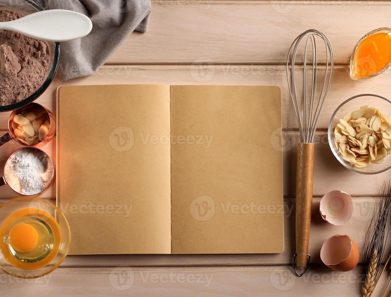 livro aberto vazio com ingredientes de panificação, vista superior. receita do livro conceito foto