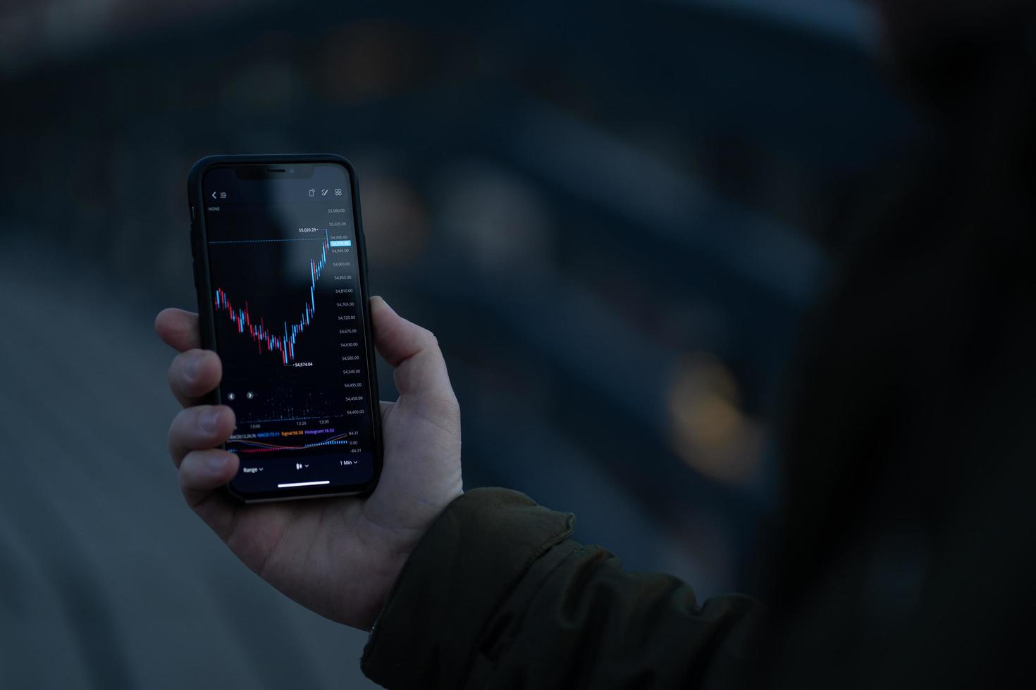 empresário ou comerciante analisando gráfico forex e dados financeiros na tela do celular foto