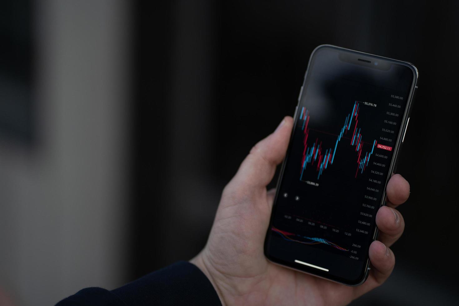 comerciante ou investidor verificando dados do mercado de bolsa de valores em aplicativo móvel no smartphone foto