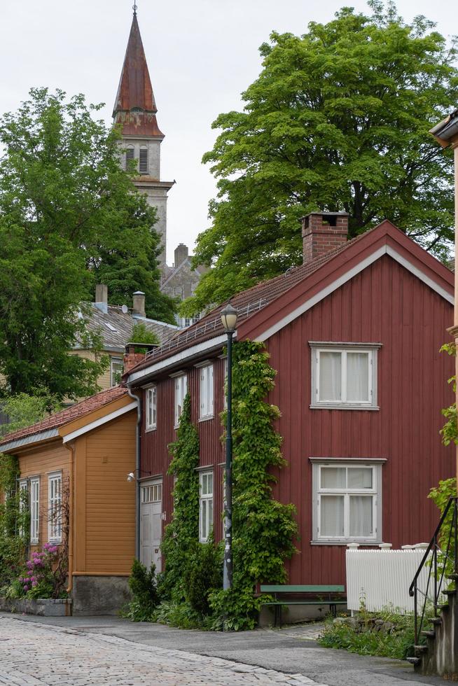 uma cena de rua residencial de trondheim, capital da noruega durante a era viking até 1217. foto