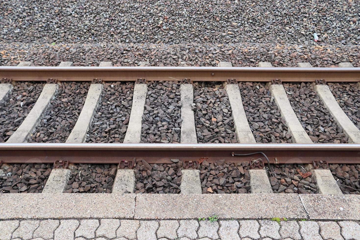 vários trilhos de trem com junções em uma estação ferroviária em perspectiva e vista de pássaros foto