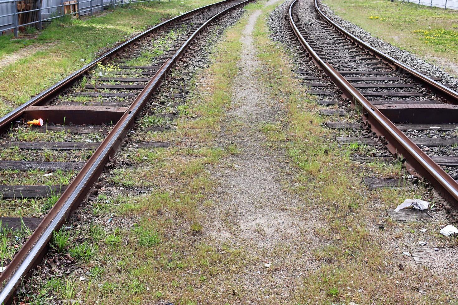 vários trilhos de trem com junções em uma estação ferroviária em perspectiva e vista de pássaros foto