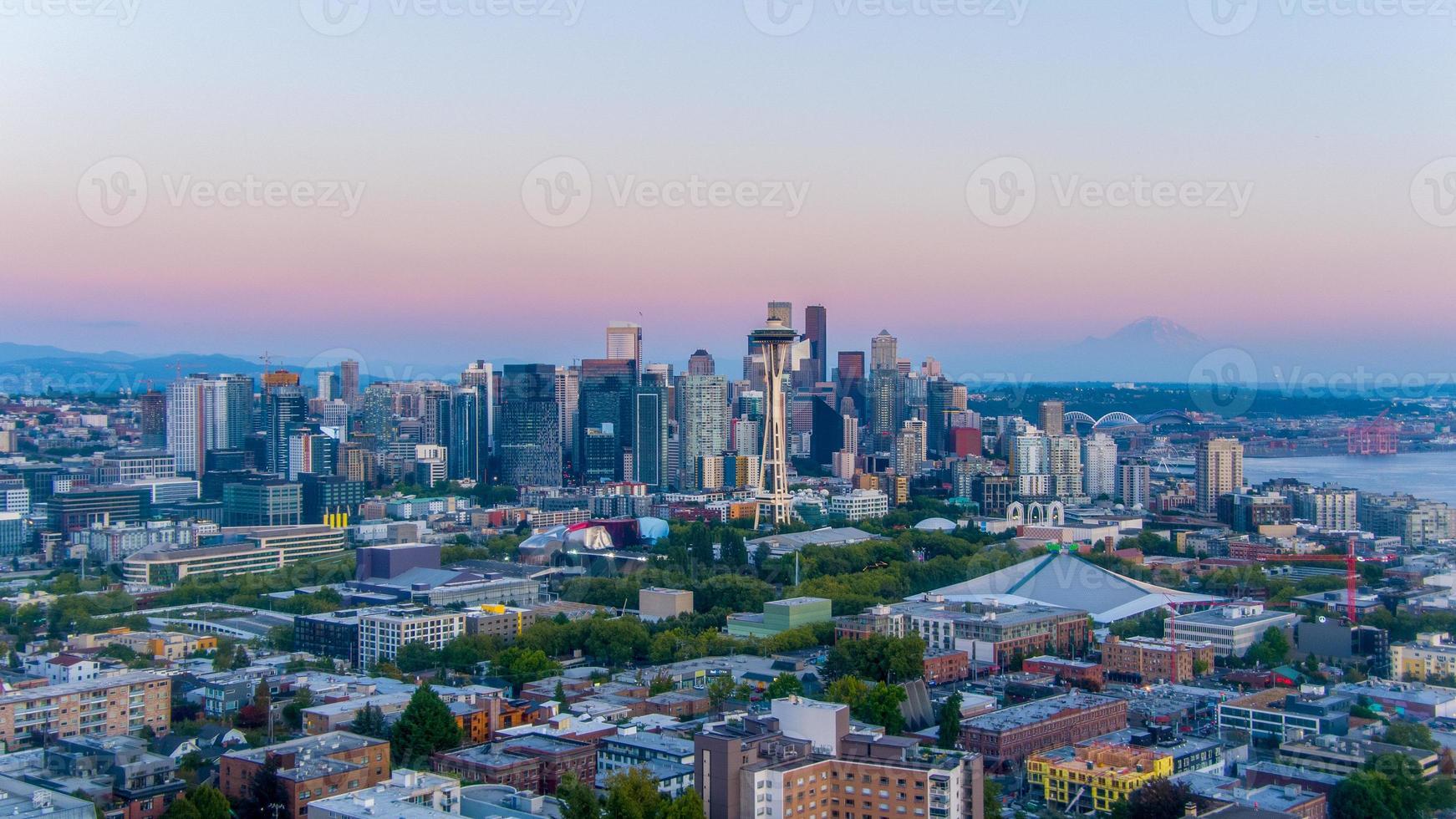 Seattle, Washington ao pôr do sol em agosto foto