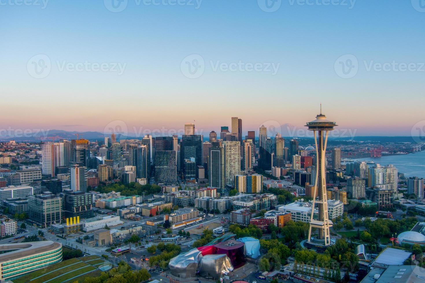 Seattle, Washington ao pôr do sol em agosto foto