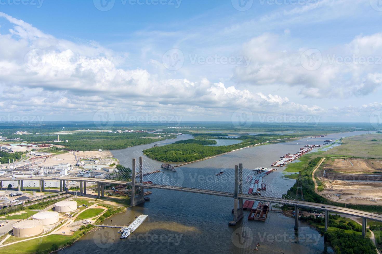 vista aérea da ponte cochrane no rio móvel em mobile, alabama foto