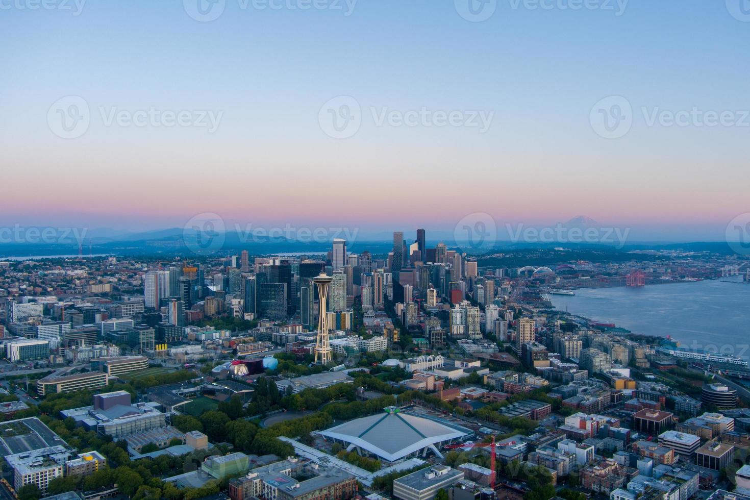 Seattle, Washington ao pôr do sol em agosto foto