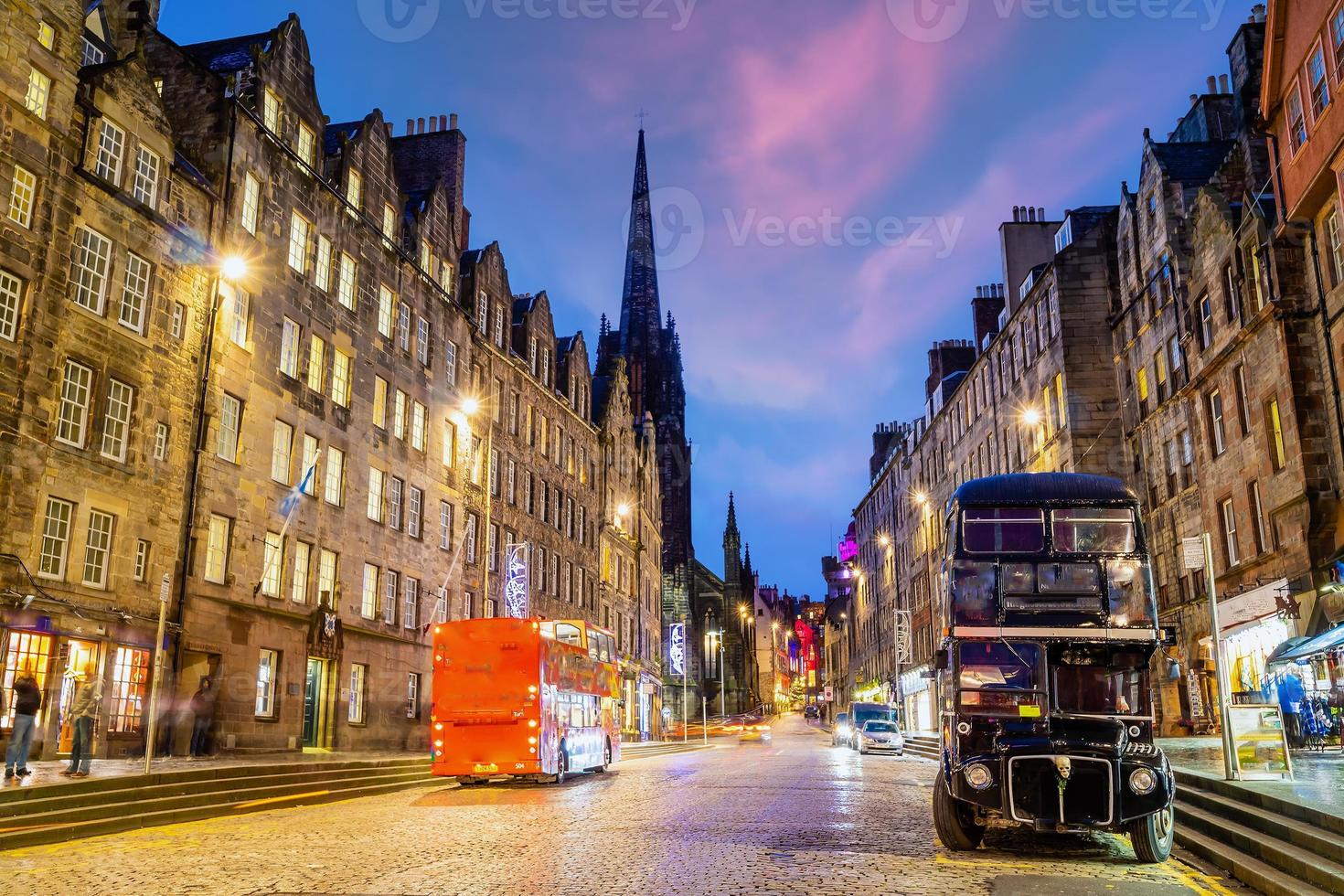 skyline da cidade de edimburgo da cidade velha. paisagem urbana na Escócia foto