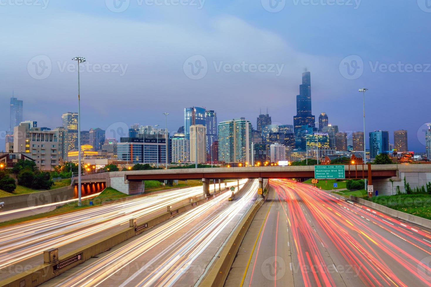 horizonte do centro de chicago no crepúsculo foto