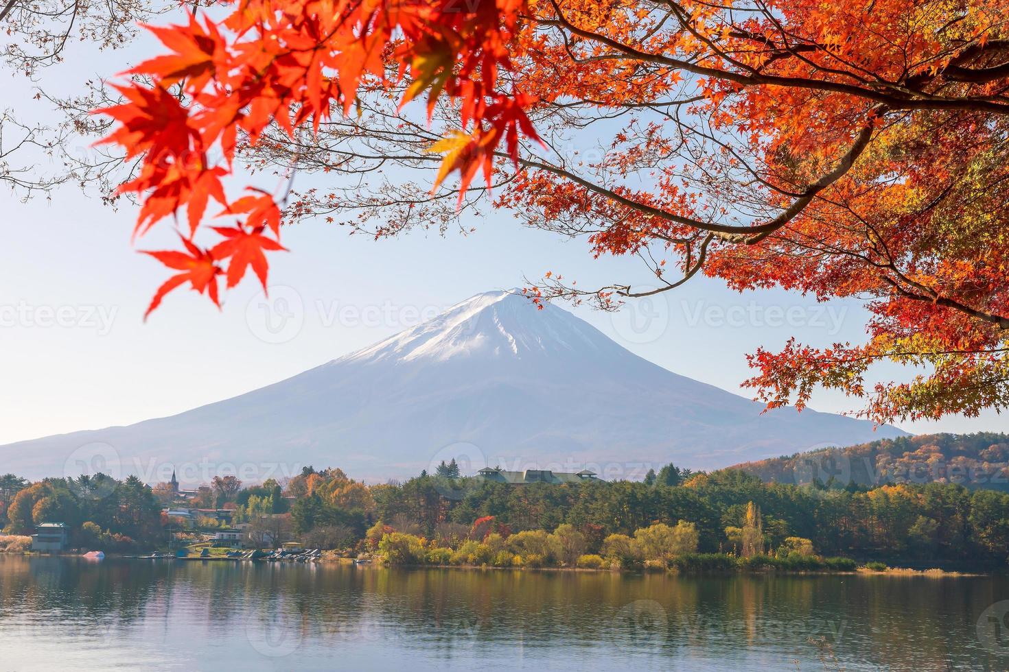 monte fuji no outono com folhas de bordo vermelho foto