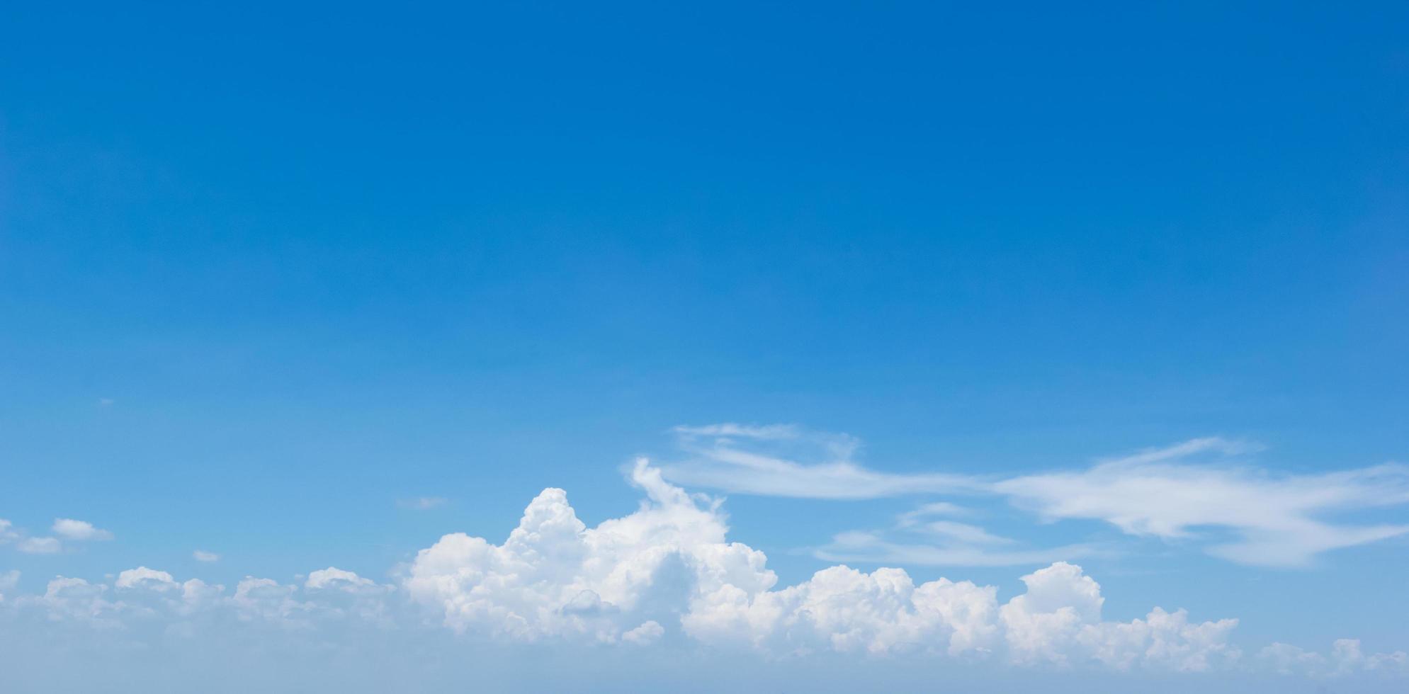 fundo do céu azul com nuvens brancas cumulus flutuando foco suave, copie o espaço. foto