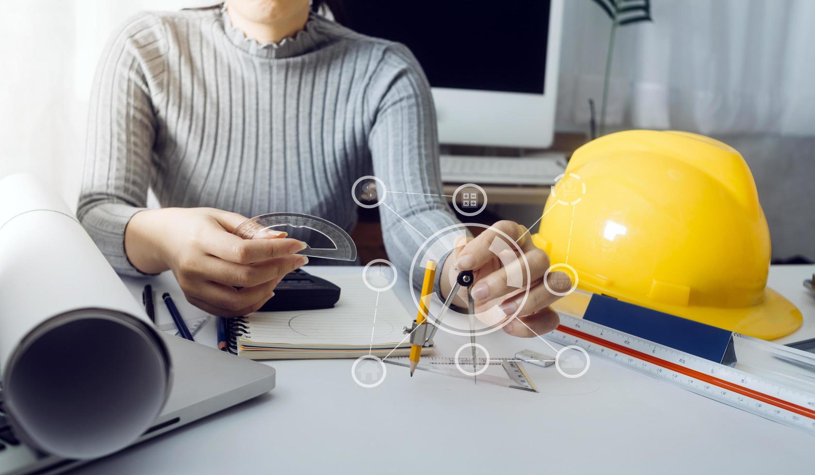 mão de negócios trabalhando e laptop com projeto arquitetônico no canteiro de obras na mesa de escritório no escritório foto