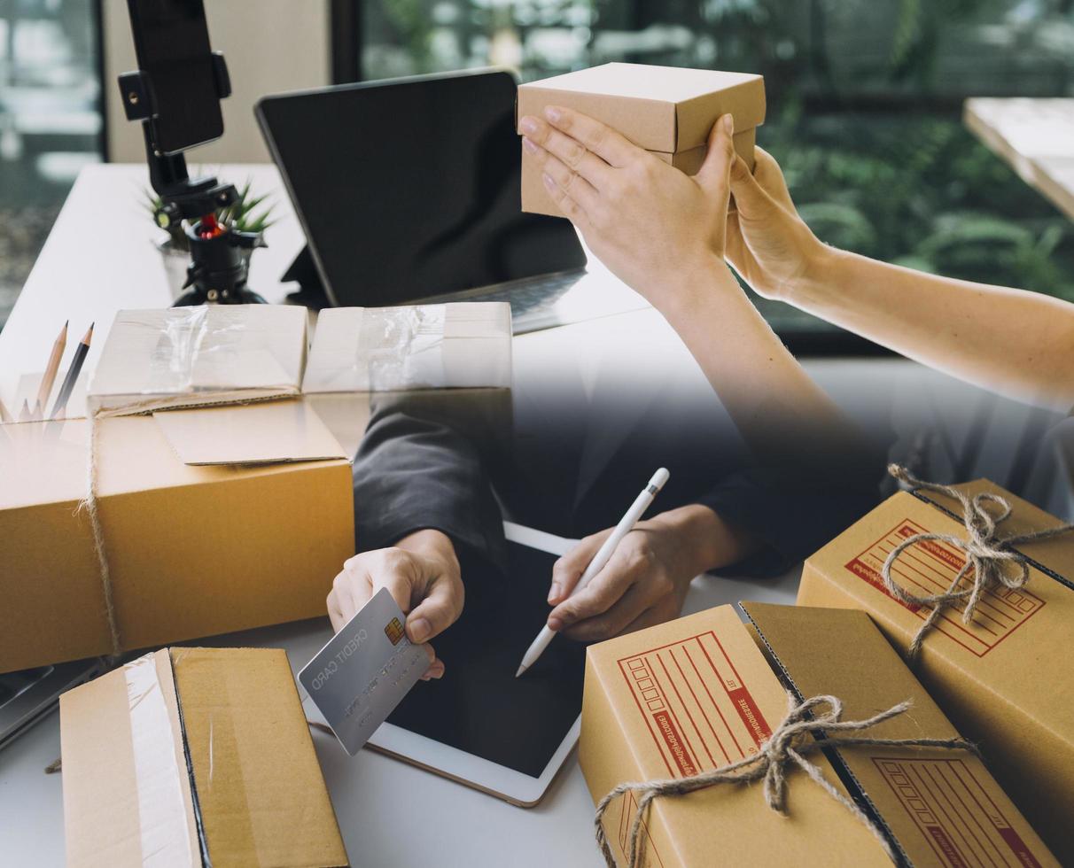 retrato de proprietários de pequenas empresas iniciantes, duas mulheres asiáticas verificam pedidos on-line que vendem produtos trabalhando com caixas trabalho freelance em home office, pequenas empresas on-line de pequenas e médias empresas foto