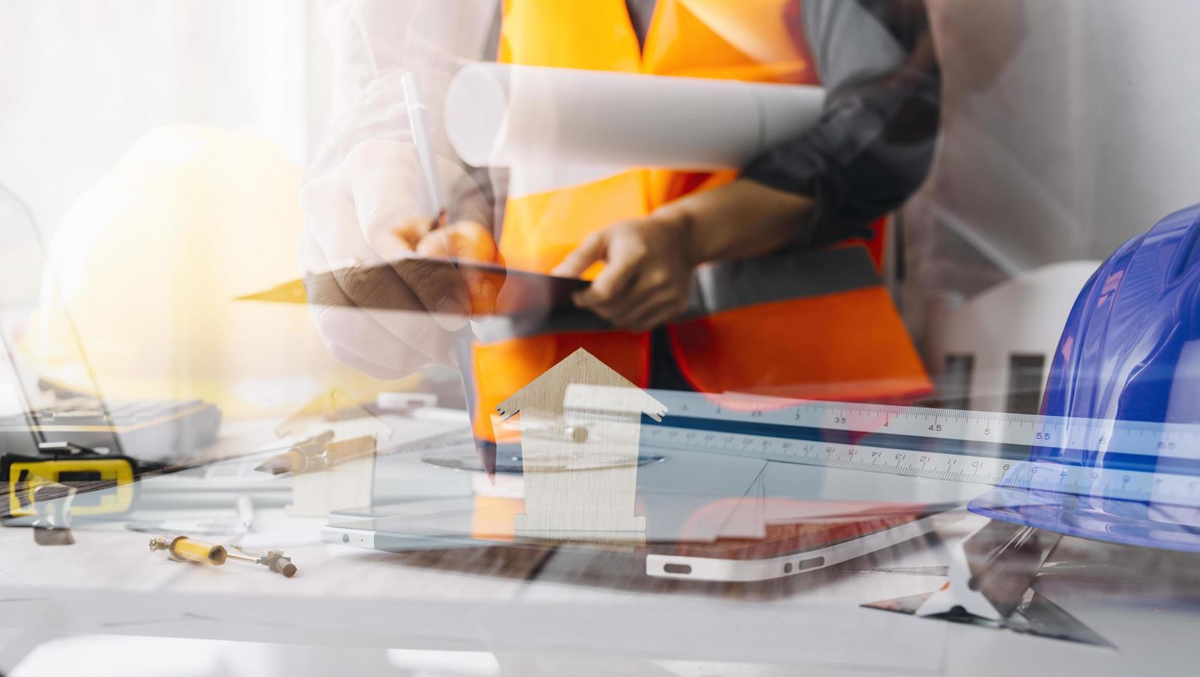 mão de negócios trabalhando e laptop com projeto arquitetônico no canteiro de obras na mesa de escritório no escritório foto