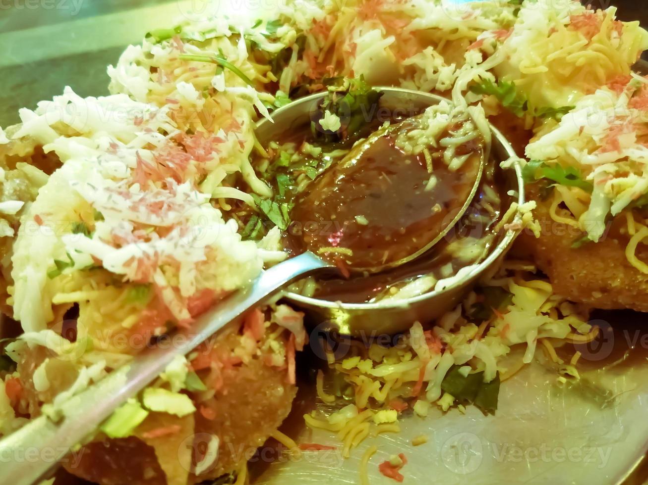 close-up de lanche de rua comum de phuchka de bangladesh. panipuri ou golgappa. é um puri redondo e oco cheio de uma mistura de água de tamrind e outros itens de bate-papo. dahi ou doi phuchka. foto