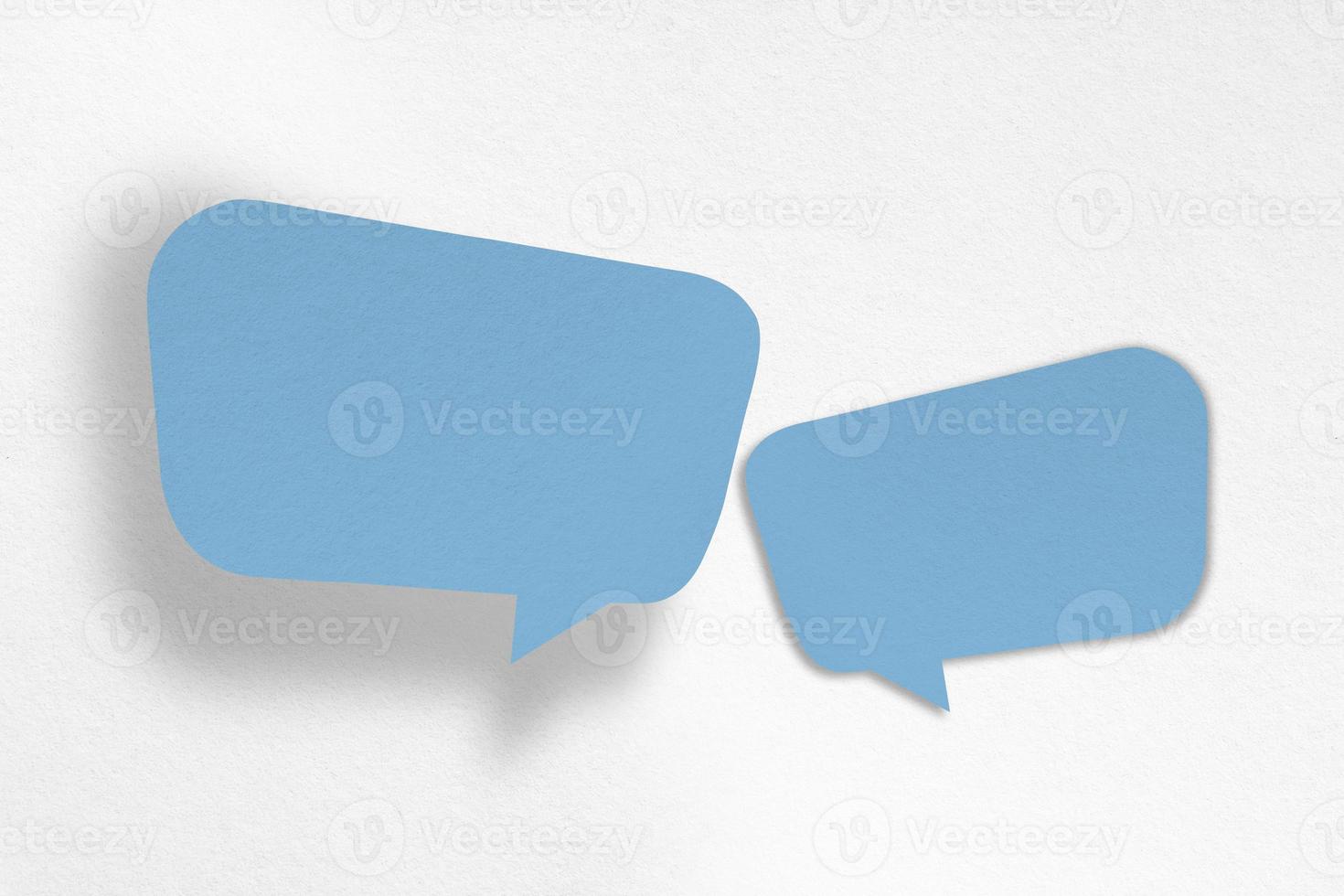 balão de fala em forma de papel azul isolado no fundo branco. foto