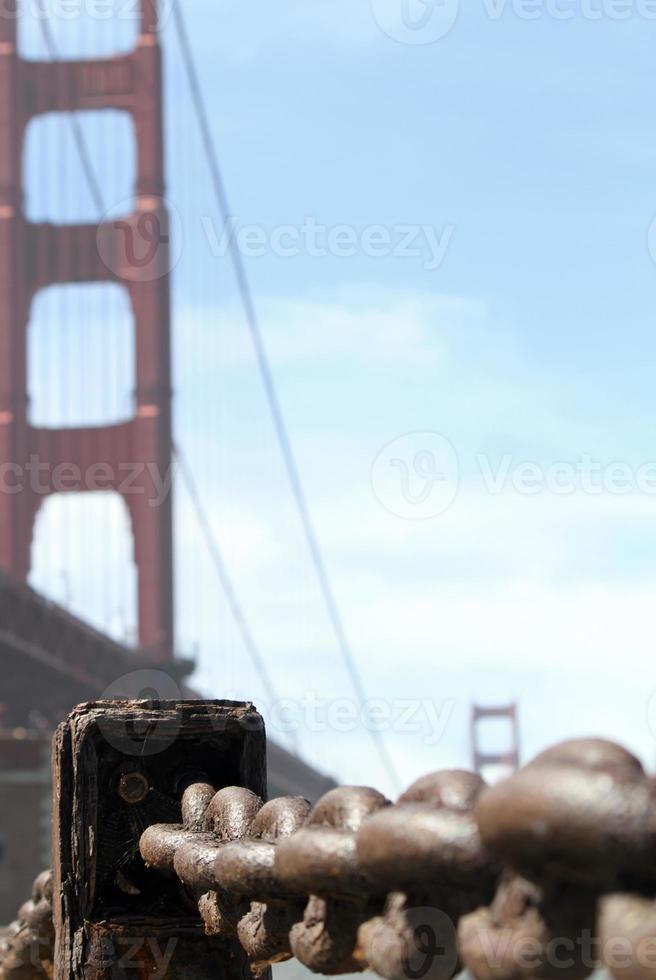 corrente enferrujada com ponte golden gate ao fundo foto