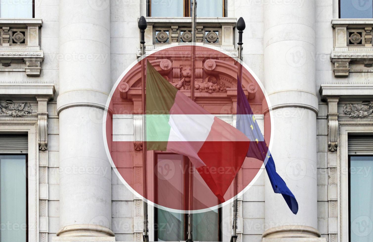 itália em confinamento - bandeira nacional italiana e bandeira da ue e nenhum sinal de entrada sobreposto a ela foto