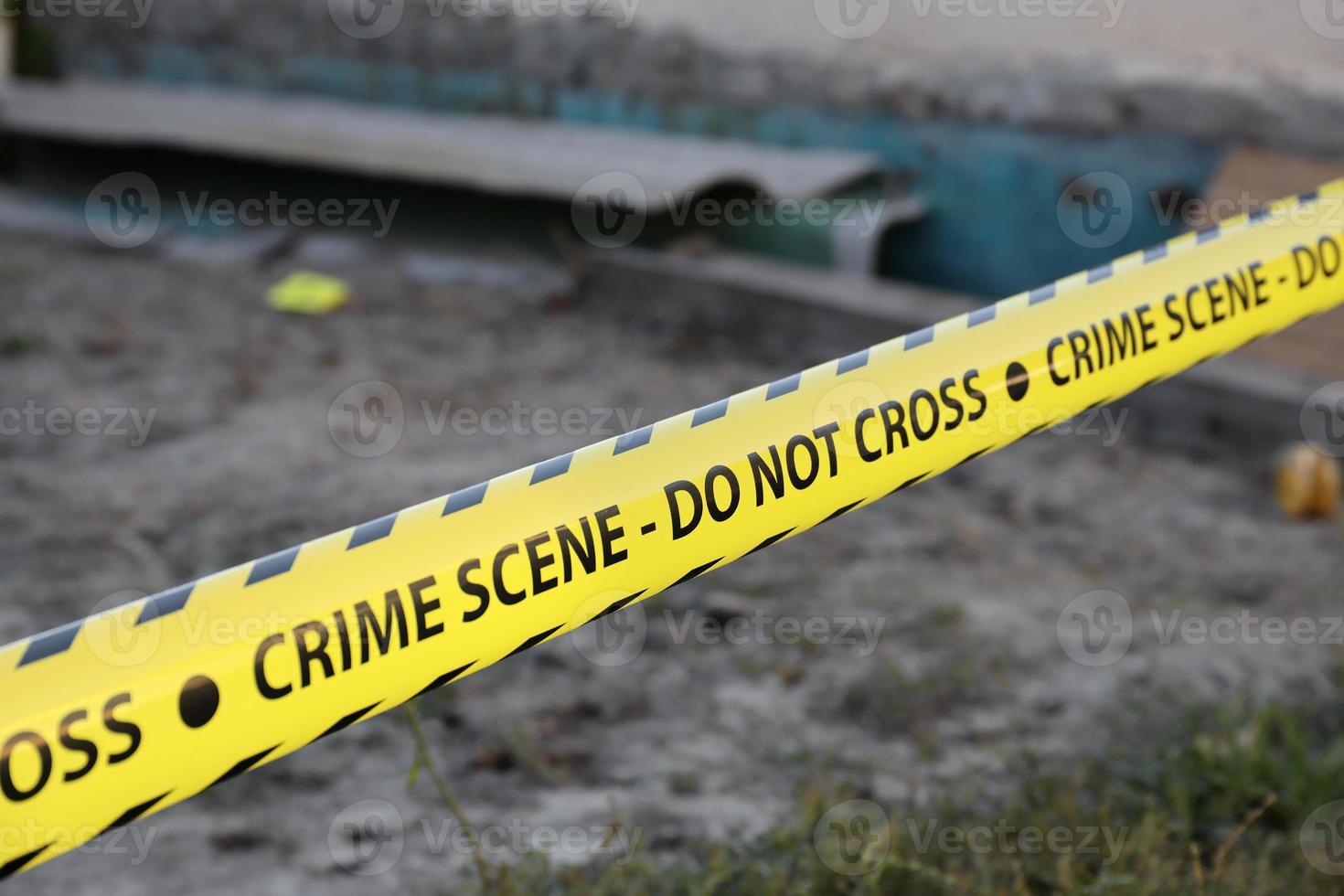 fita da cena do crime para cobrir o cordão da área. fita amarela com fundo de aplicação da lei forense turva em tom cinematográfico foto