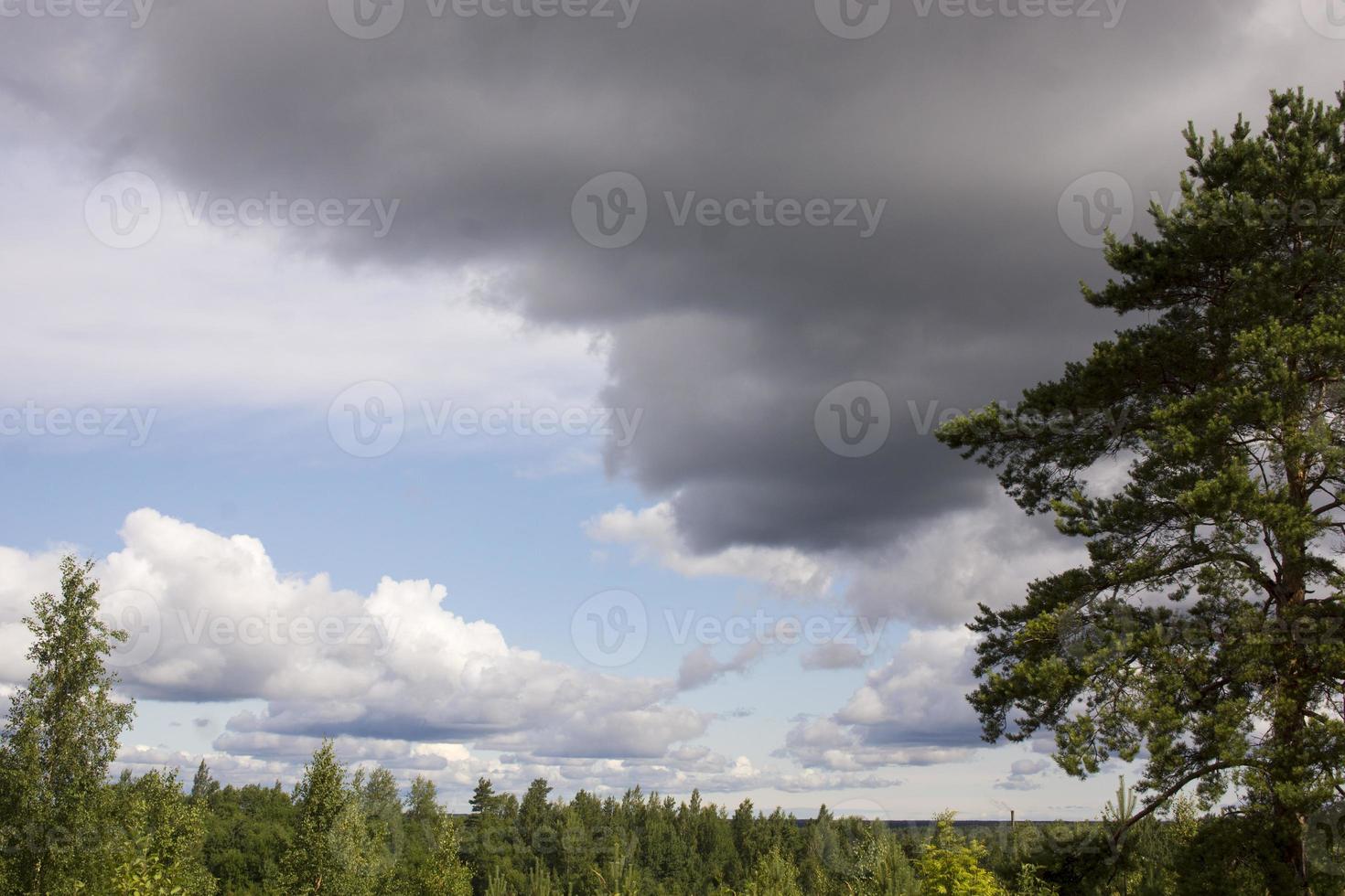 paisagem com céu pre-ameaçador dramático bonito majestoso. céu nublado foto