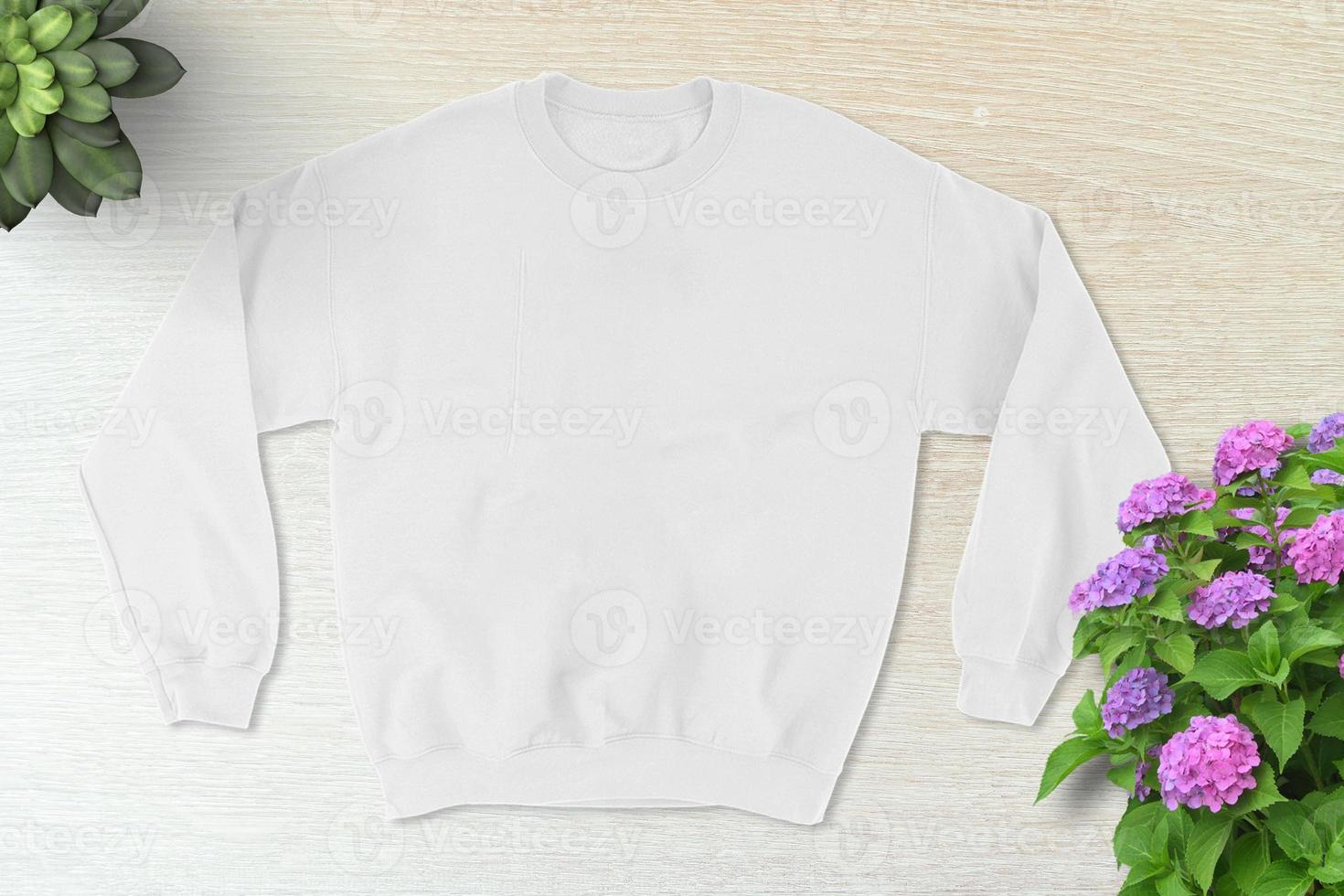 camiseta em branco no fundo de madeira, camiseta vazia, maquete de camiseta foto