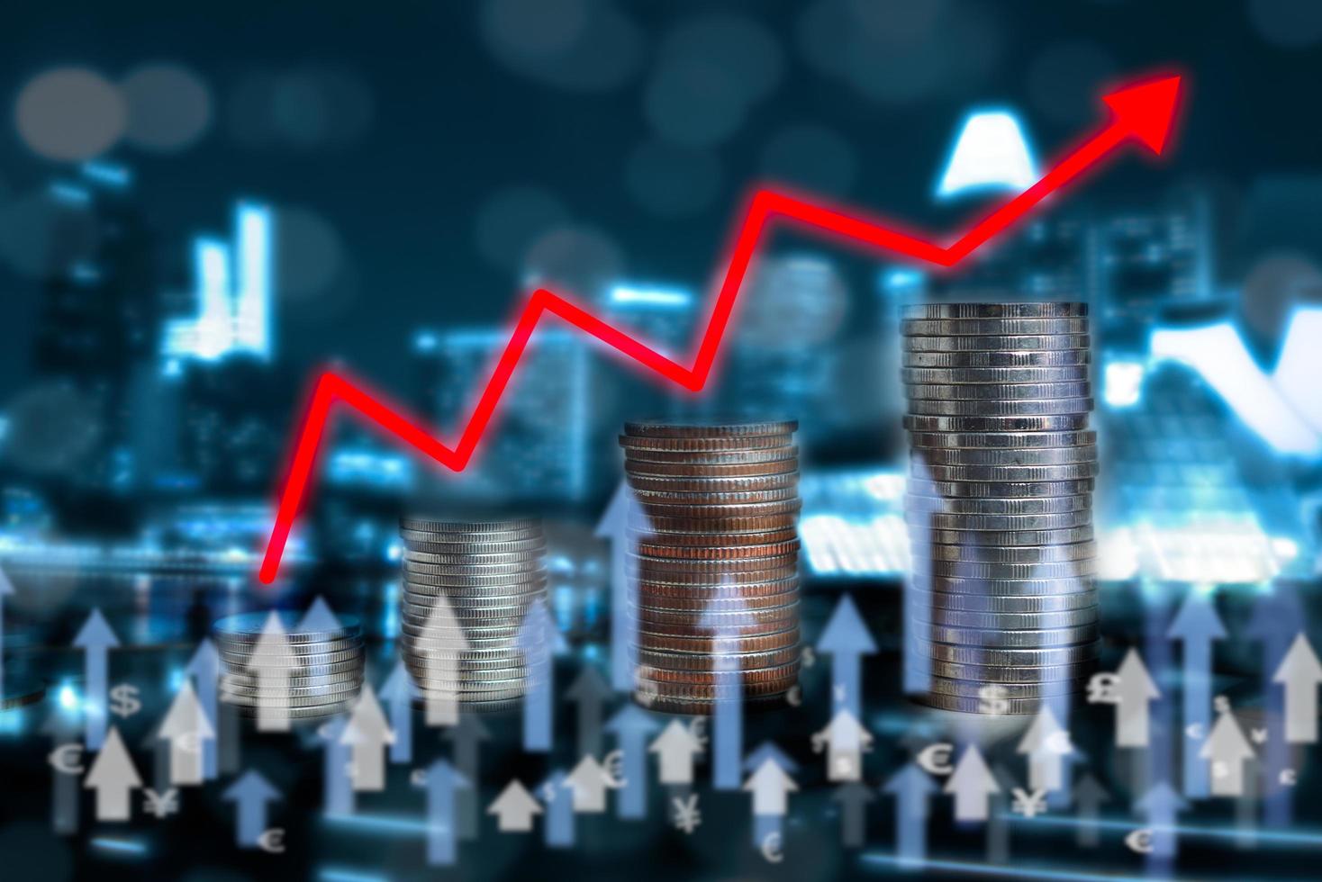 negócios financeiros inflação economia contabilidade e moeda dupla exposição com seta vermelha no fundo. foto