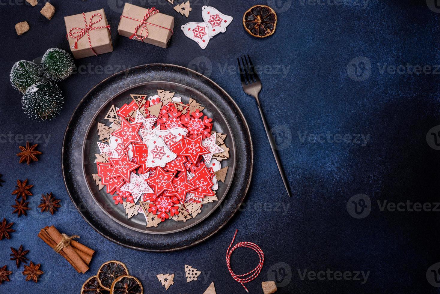 decorações de natal e pães de gengibre em uma mesa de concreto escuro. preparando e decorando a casa para o feriado foto