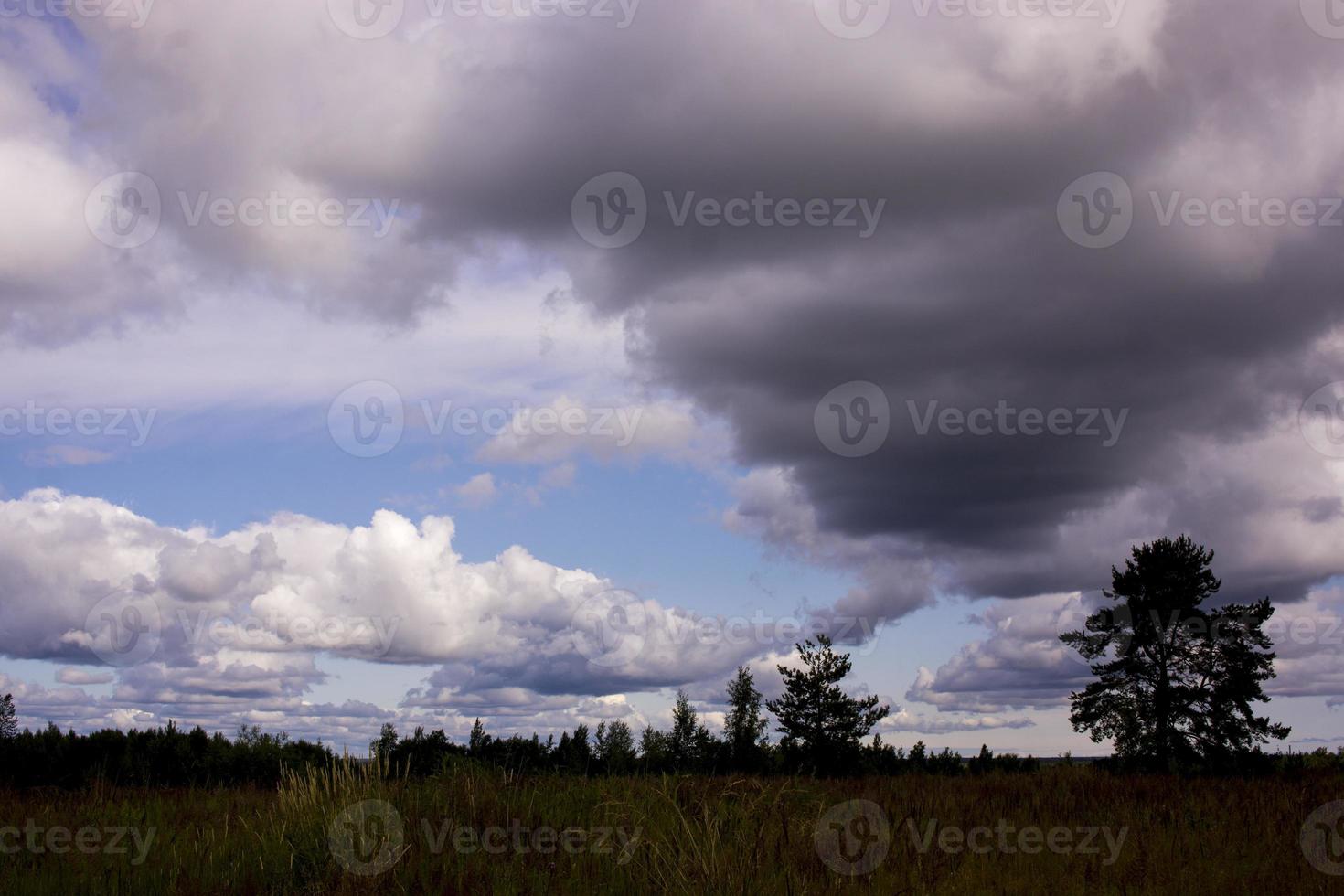 paisagem com céu pre-ameaçador dramático bonito majestoso. céu nublado foto