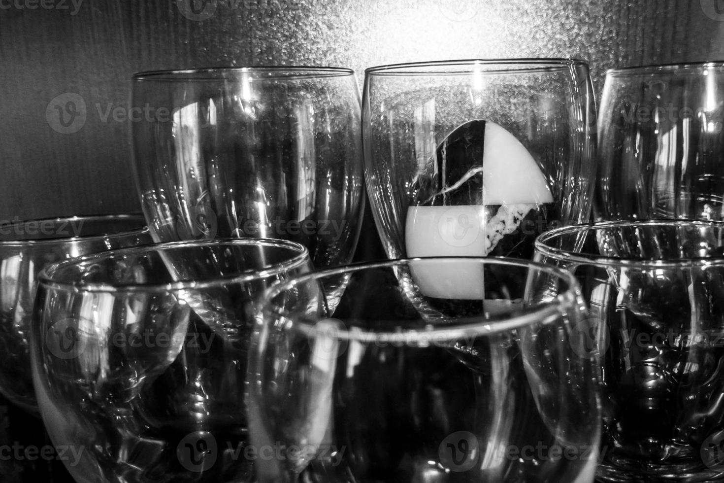 ovo de pedra de mármore em um copo em um fundo preto foto