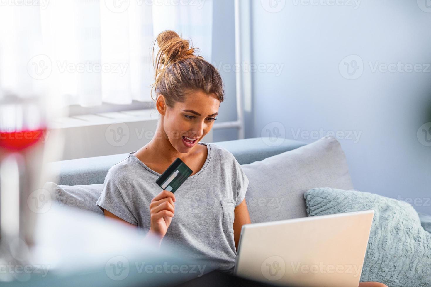 jovem e bela mulher feliz por encontrar itens de compras à venda online. conceito de compras on-line. mulher feliz fazendo compras online em casa foto