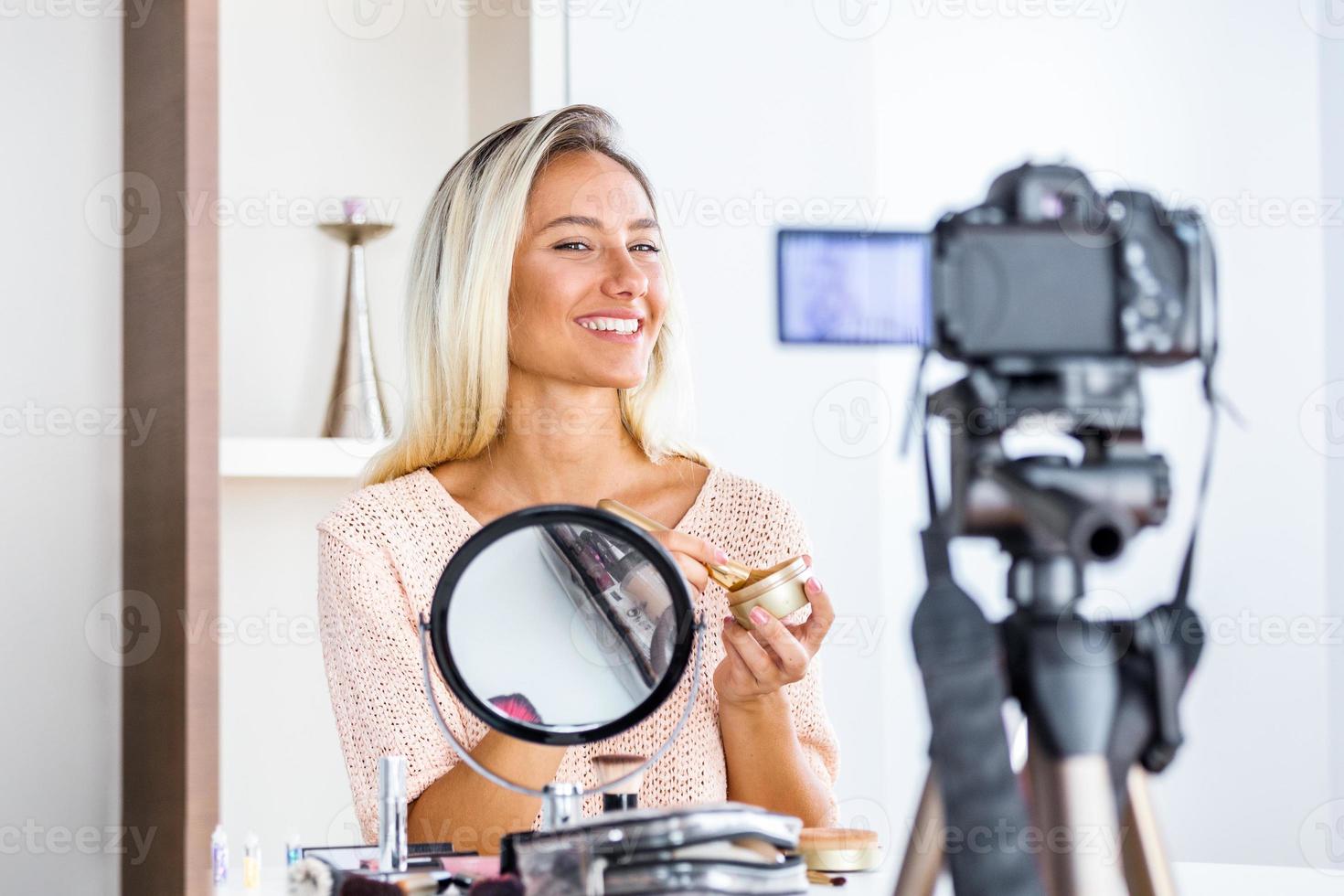 linda mulher natural vlogger ou blogueira de beleza profissional transmitindo ao vivo tutorial de maquiagem cosmética videoclipe viral por compartilhamento de câmera nas mídias sociais foto