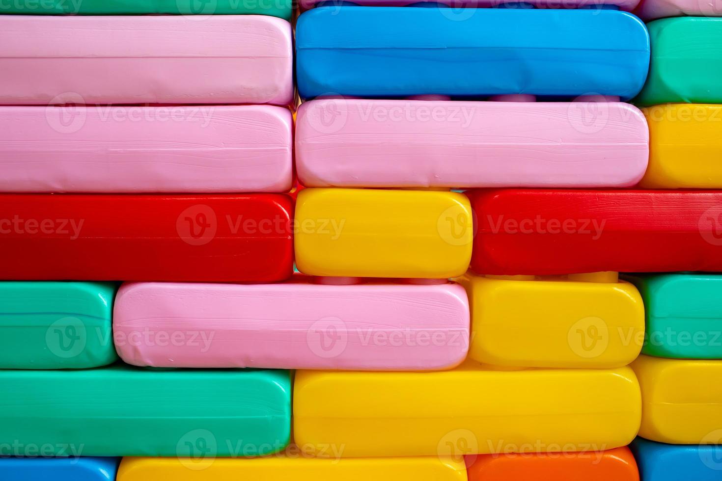 fundo de retângulos de plástico coloridos. tijolos de brinquedo coloridos para criança. foto de alta qualidade
