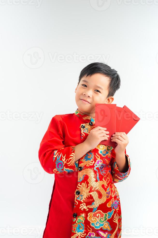 menino vietnamita segurando envelopes vermelhos para tet. a palavra significa felicidade dupla. é o presente no ano novo lunar ou feriado tet em fundo isolado foto