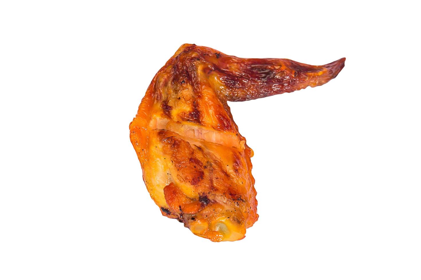 asas de frango grelhado em um fundo branco foto