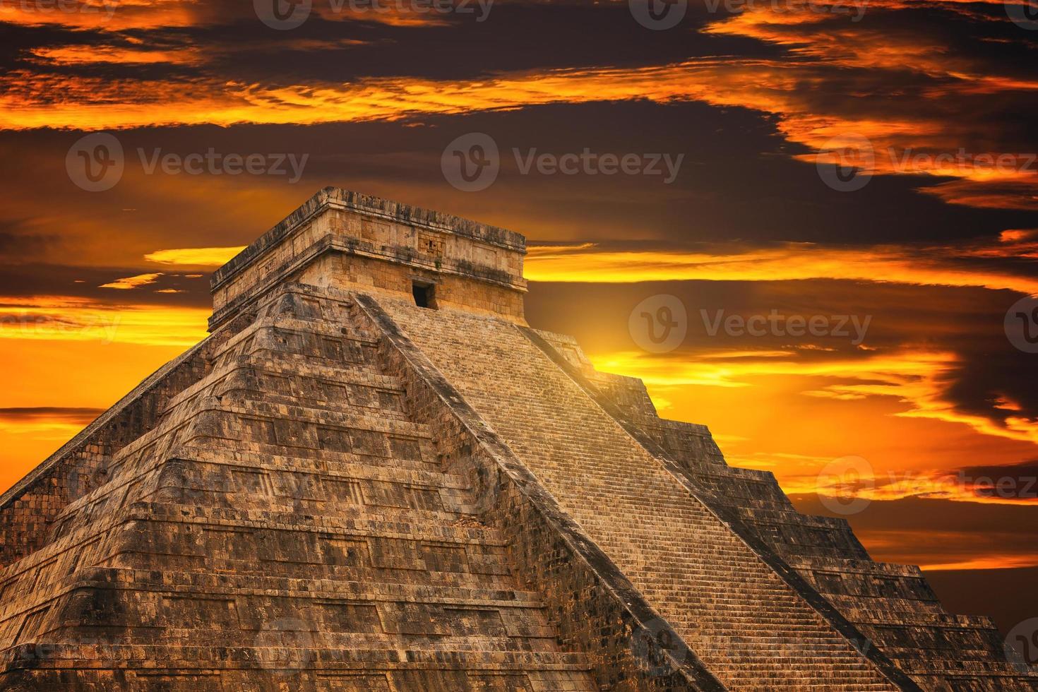 pirâmide kukulkan no site de chichen itza foto