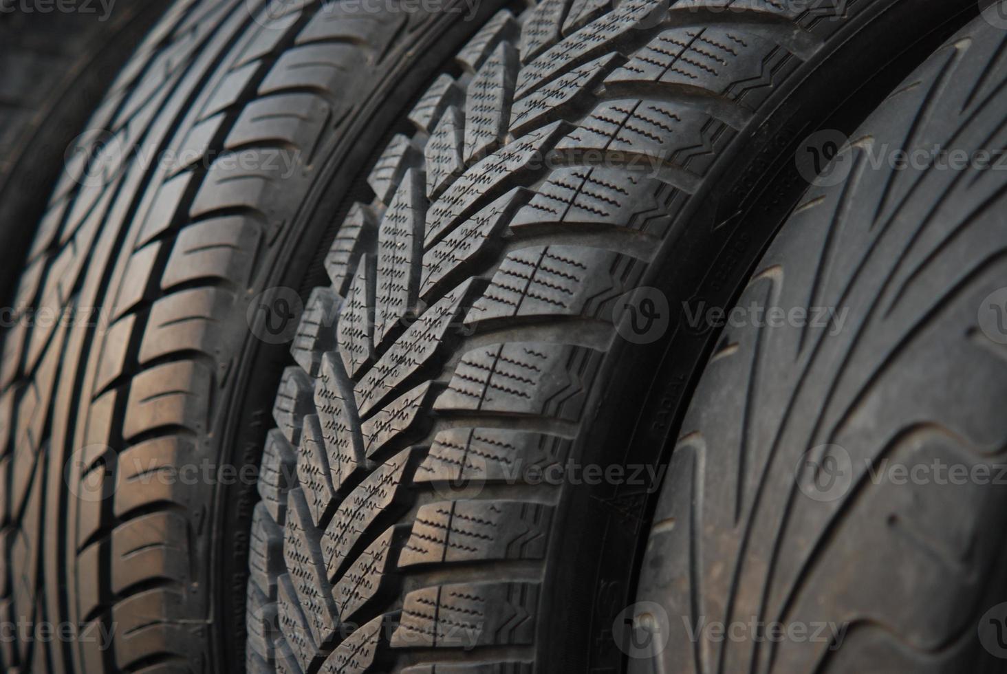 pneus de carros novos e usados foto