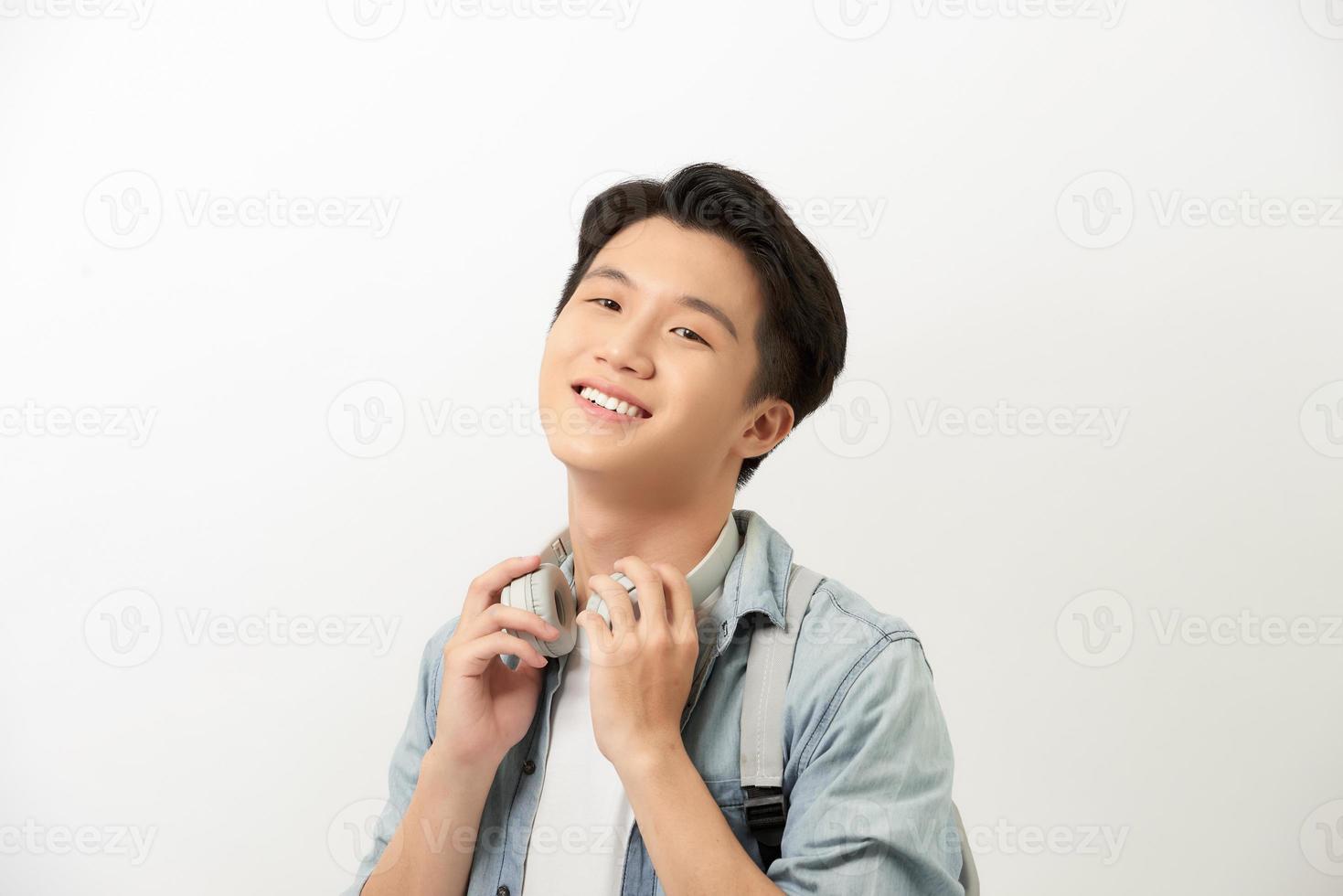 retrato de sorridente jovem estudante universitário com mochila contra fundo branco foto