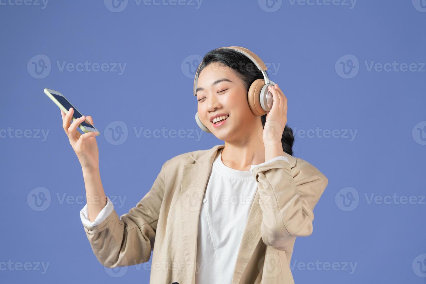 mulher feliz com fones de ouvido sem fio em sua e foto