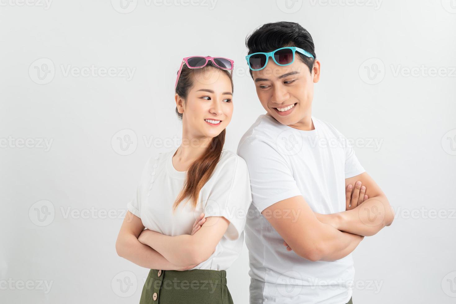 alegre hsppy homem e mulher com as mãos cruzadas em pé de costas. foto