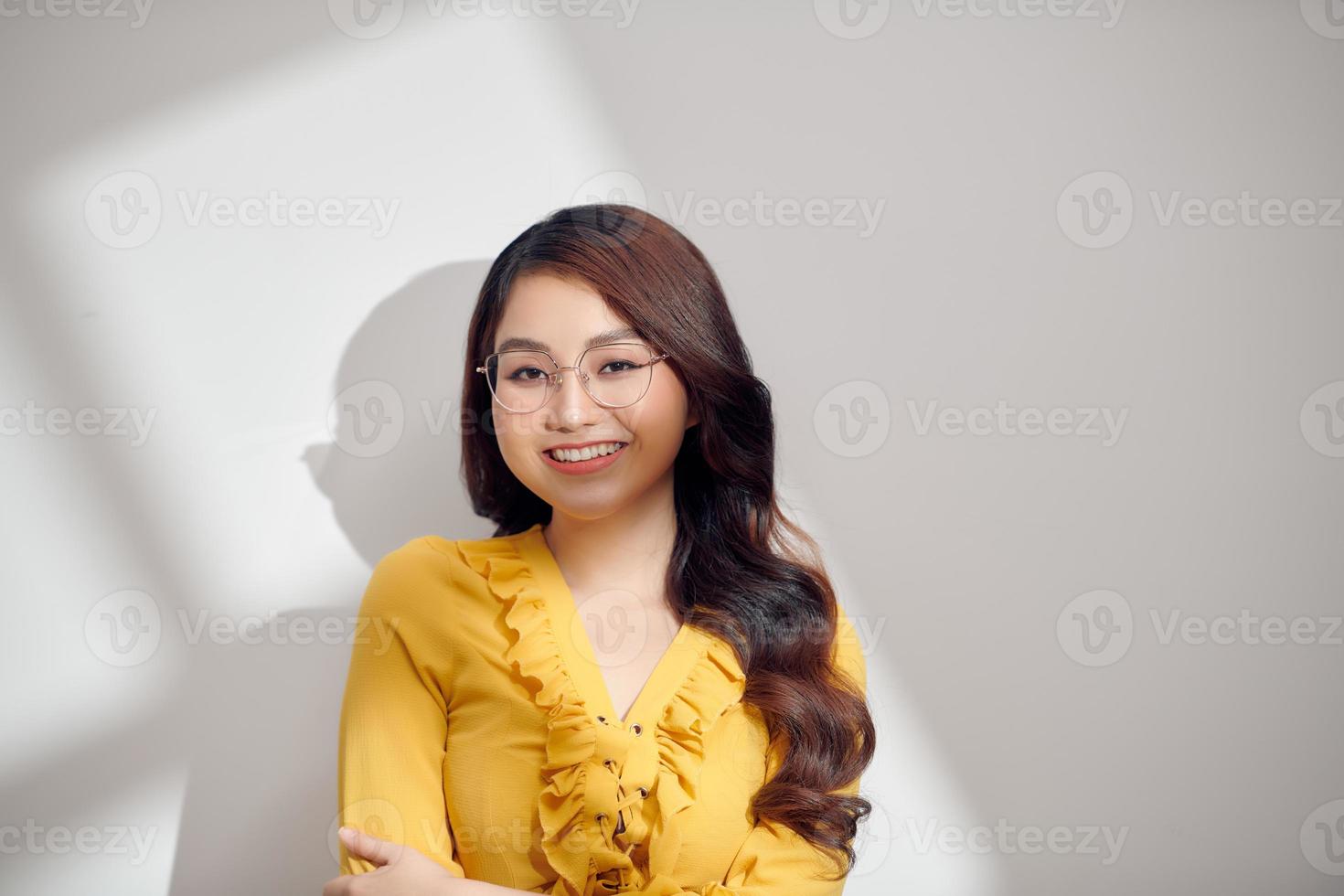 retrato de beleza de jovens mulheres asiáticas sobre fundo de luz e sombra foto
