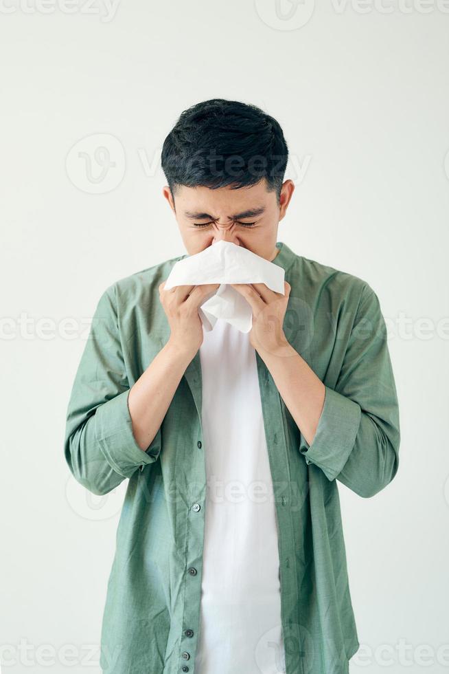 um homem pega um resfriado, doença, asiático foto